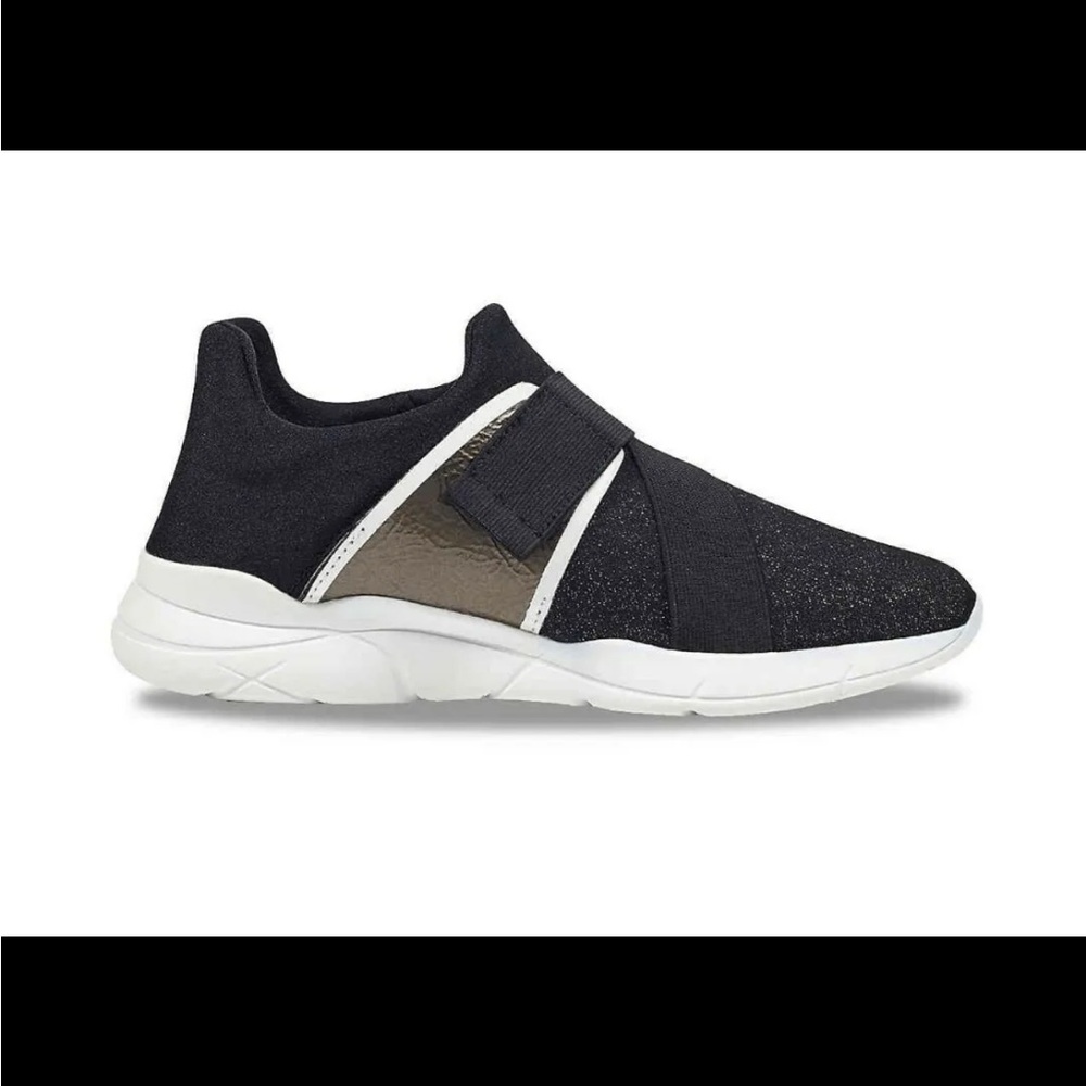 New Guess Black Valleri Slip-On Sneaker women's shoes size 10. Only worn once